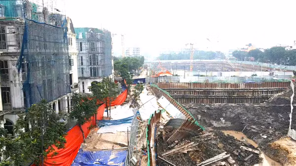 Hà Nội: Đường quanh công trường xây nhà cao tầng sụt lún kéo dài