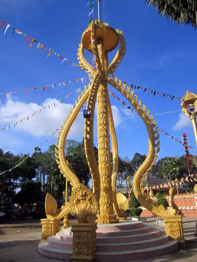 Tượng Naga và tượng Neak trong chùa Khmer ảnh 2