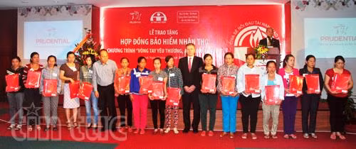 Trao quà hỗ trợ con em nạn nhân tai nạn giao thông tại Huế ảnh 1