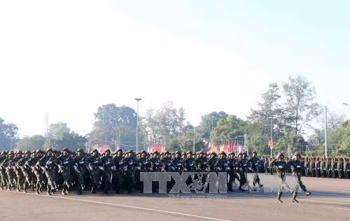 Lào diễu binh mừng 40 năm Quốc khánh ảnh 5