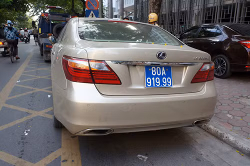 Tạm giữ xe Lexus biển xanh 80A nghi giả ảnh 1