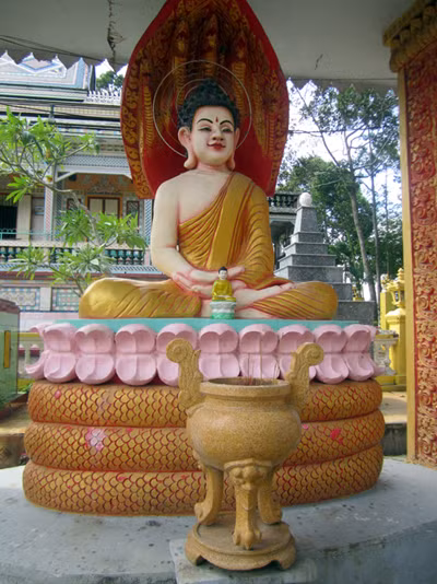 Tượng Naga và tượng Neak trong chùa Khmer ảnh 1