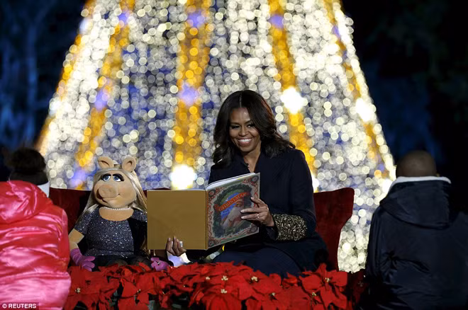 Gia đình Obama thắp sáng cây thông Noel quốc gia ảnh 9