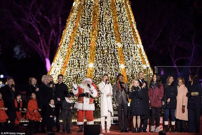 Gia đình Obama thắp sáng cây thông Noel quốc gia ảnh 5