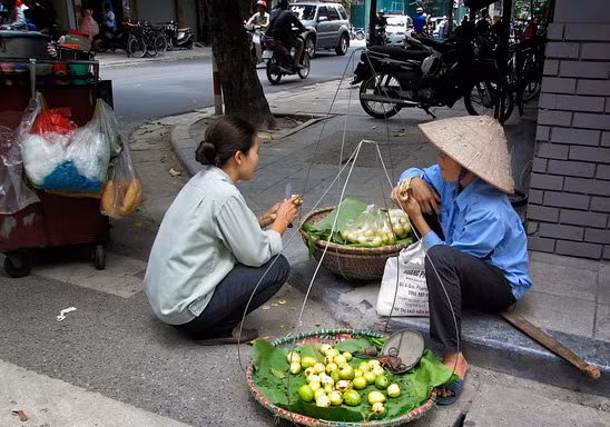 Triển lãm “Gánh số phận, nhặt tương lai” ảnh 1