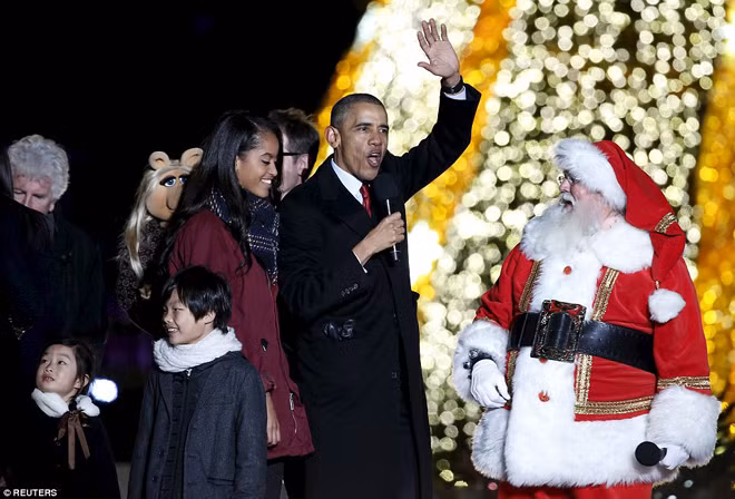 Gia đình Obama thắp sáng cây thông Noel quốc gia ảnh 4