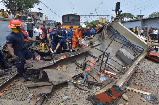 Tàu hoả tông xe buýt Indonesia, 16 người thiệt mạng ảnh 1