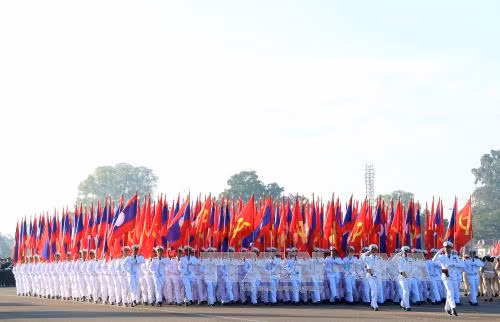 Lào diễu binh mừng 40 năm Quốc khánh ảnh 4