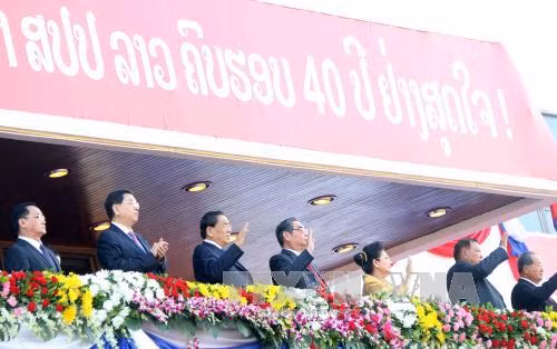 Lào diễu binh mừng 40 năm Quốc khánh ảnh 3