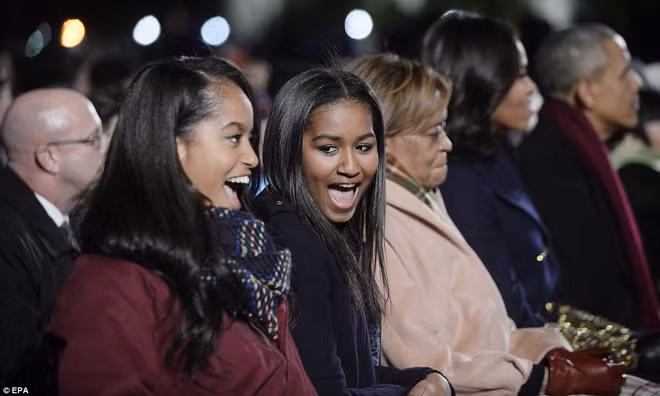 Gia đình Obama thắp sáng cây thông Noel quốc gia ảnh 10