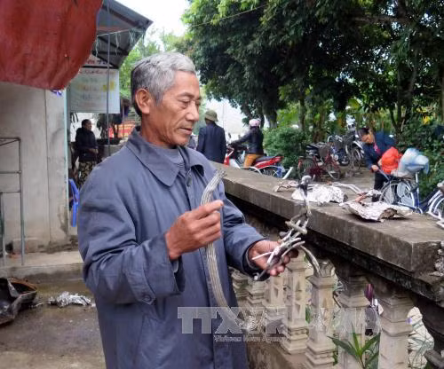 Vớt được mảnh máy bay trên sông Lô ảnh 2
