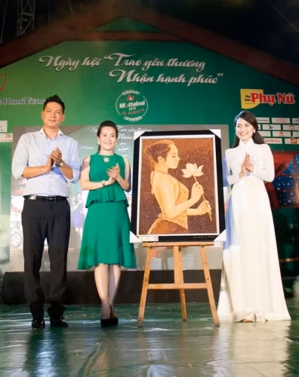 Ngọc Lan và vợ chồng Bình Minh đấu giá tranh ủng hộ nạn nhân TNGT ảnh 1