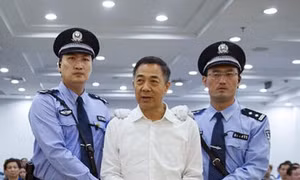 Ảnh Bạc Hy Lai bị còng tay gây 'sóng' dư luận