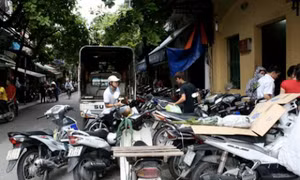 Hà Nội tăng phạt xe dừng đỗ dưới lòng đường