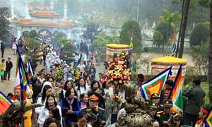 Tưng bừng lễ hội đền Huyền Trân