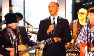 Ông Obama cao hứng biểu diễn nhạc đồng quê 