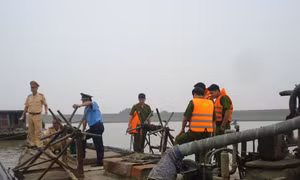 Tạm giữ 4 tàu khai thác cát trái phép trên sông Đuống 
