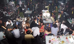 Đột kích hai quán bar giữa Sài Gòn