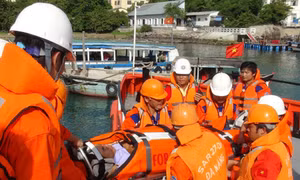 Kịp thời đưa ngư dân ở vùng biển Trường Sa vào bờ điều trị 