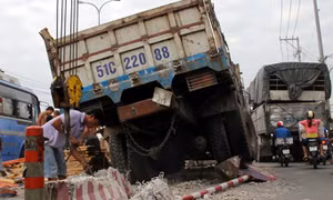 Xe tải tông nát dải phân cách