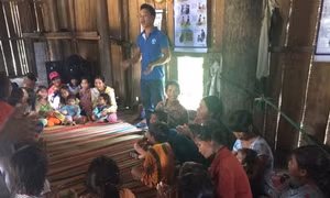 Người Bana học cách chăm con 