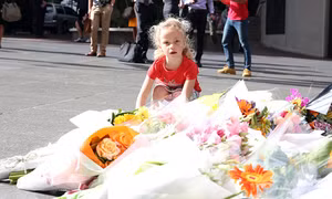 Khu Martin Place ngập hoa thương tiếc nạn nhân vụ bắt cóc 