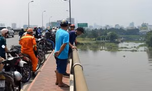 Hai người đàn ông nhảy cầu Bình Triệu tự tử