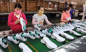 Kinh tế khởi sắc nhưng chưa qua khó khăn 