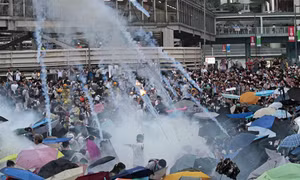 Cảnh sát chống bạo động Hong Kong rút đi