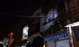 Cháy nhà trong đêm, khu phố hoảng loạn