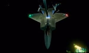 'Ác điểu' F-22 và 'kỵ binh' B1 tiếp liệu giữa trời đêm Syria