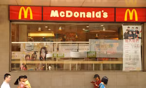 McDonald Hong Kong bị ảnh hưởng bê bối thịt bẩn ở Trung Quốc