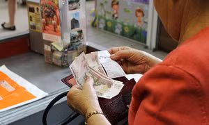 Đồng ruble Nga ngày càng trượt dốc