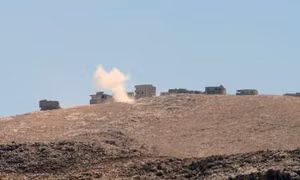 IS chiếm thị trấn Iraq, đánh chiếm căn cứ Syria