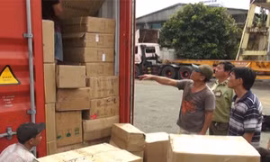 Hải quan TPHCM mở nhiều container hàng lậu