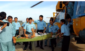 Cứu ngư dân gặp nạn gần Hoàng Sa