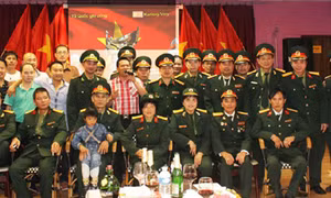 “Từ nơi xa, gửi đôi lời về thăm đảo”