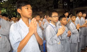 Giới trẻ học tu ngắn hạn tại chùa