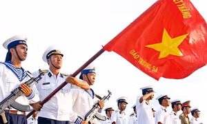 Linh thiêng chào cờ ở đảo Trường Sa