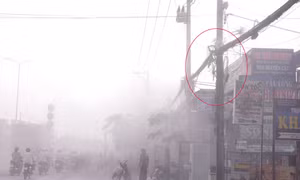 Trụ điện bốc cháy, người đi đường tháo chạy