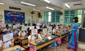 Đánh giá học sinh tiểu học không chỉ bằng điểm số 