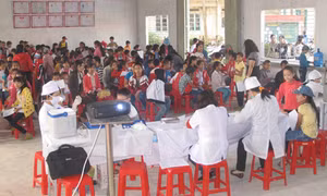 TPHCM: Học sinh ngất sau tiêm vắc xin là do tâm lý