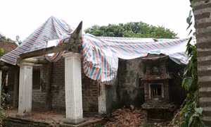 Thô bạo với di tích