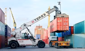 Xe quá tải vẫn đi ra từ “siêu cảng”