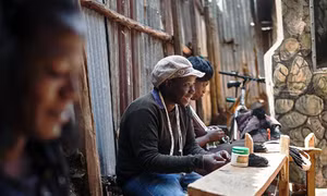 Phụ nữ Kenya tạm biệt khu ổ chuột
