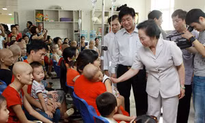 Phó Chủ tịch nước Nguyễn Thị Doan thăm và tặng quà trẻ em ung thư