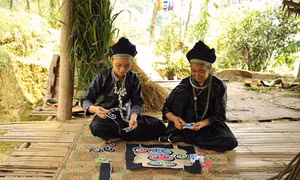 Nét duyên của chiếc đuôi chim trên trang phục Nùng U