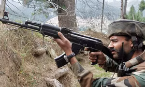 Binh lính Pakistan, Ấn Độ đọ súng