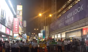 Trưởng Đặc khu Hong Kong 'hi sinh' Cảnh sát trưởng?