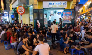 Bán bia vỉa hè: Băn khoăn cấm hay không